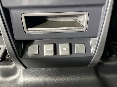 Used 2023 Land Rover Defender 110 SE image 28