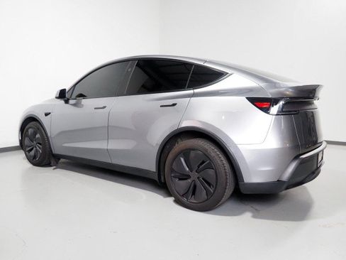 Used 2026 Tesla Model Y Long Range RWD image 9