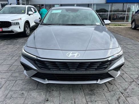 New 2026 Hyundai Elantra SE FWD image 2