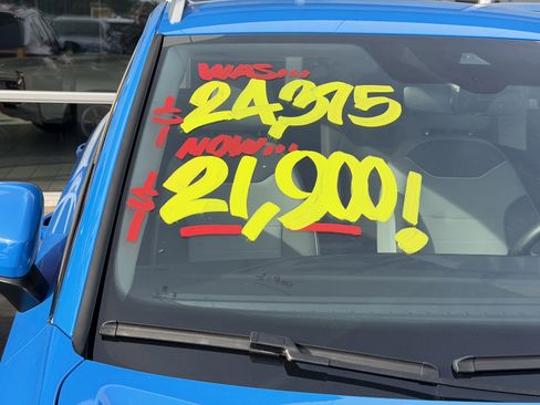 Used 2024 Volkswagen Taos SE image 2