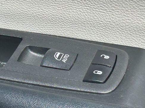 Used 2021 Chrysler Pacifica Touring FWD image 40