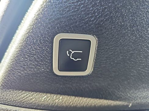 Used 2025 Chrysler Pacifica Select image 14