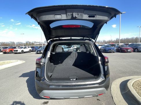 Used 2023 Nissan Rogue SV image 9