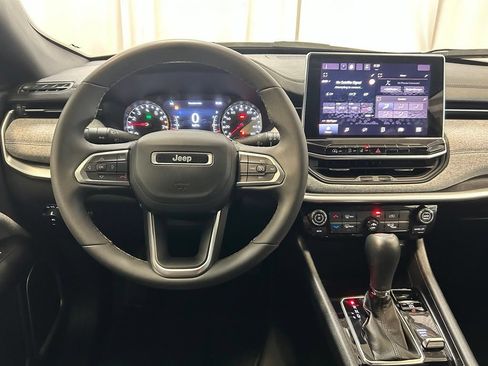 Used 2023 Jeep Compass Latitude AWD/4WD image 3