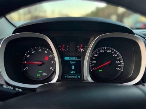 Used 2017 Chevrolet Equinox LT FWD image 11
