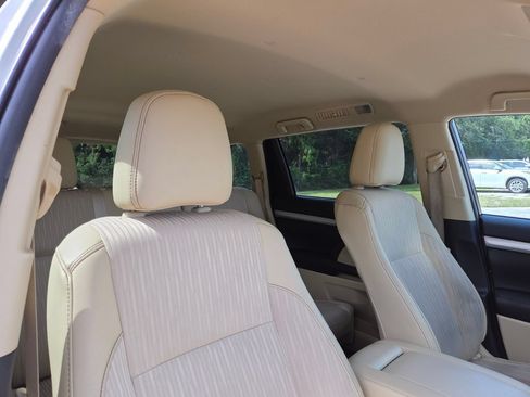 Certified 2019 Toyota Highlander Plus FWD image 15