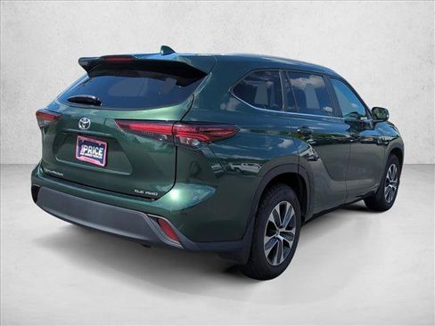 Used 2025 Toyota Highlander XLE AWD/4WD image 5