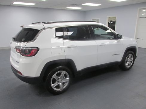 Used 2024 Jeep Compass Latitude image 4