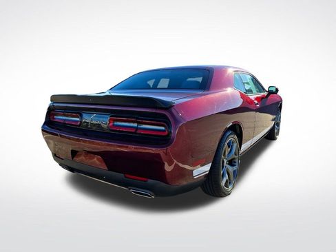 Used 2017 Dodge Challenger SXT image 8