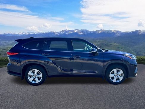 Used 2022 Toyota Highlander LE image 6