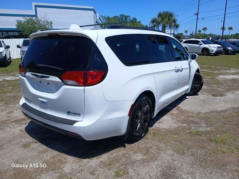 Used 2019 Chrysler Pacifica Limited w/ Advanced Safetytec Group FWD image 4