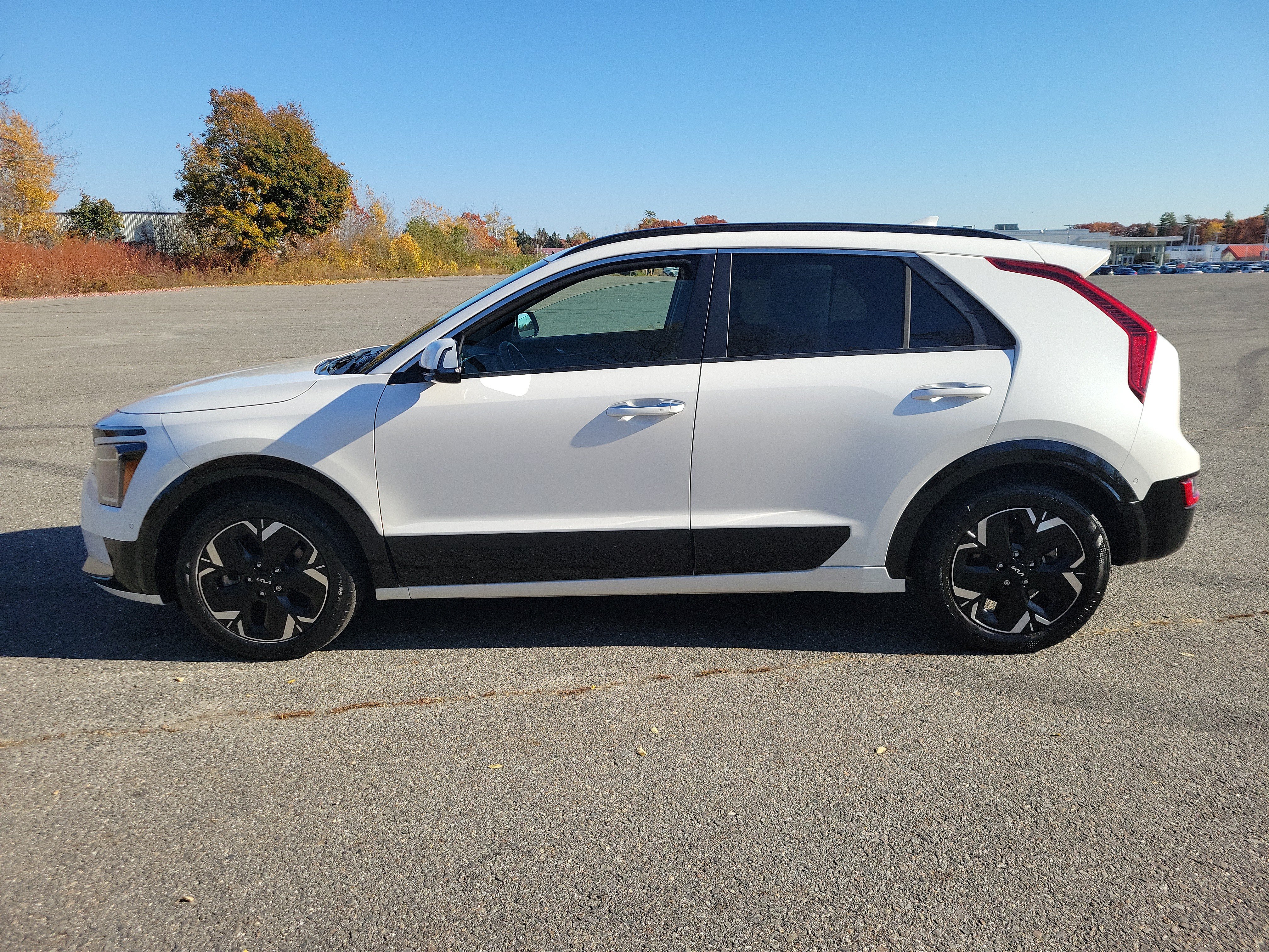 Used 2023 Kia Niro Wave w/ Wave Preserve Package FWD image 8