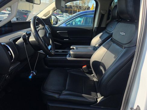 Used 2025 Ford Expedition Platinum AWD/4WD image 4