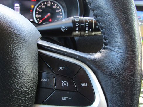 Used 2019 Jeep Renegade Latitude w/ UConnect 8.4 Nav Group image 25