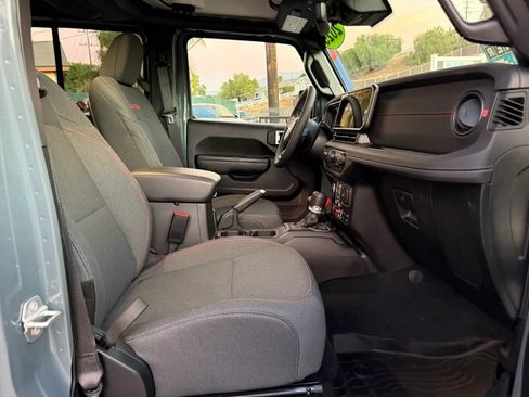 Used 2025 Jeep Gladiator Rubicon w/ Convenience Group AWD/4WD image 15