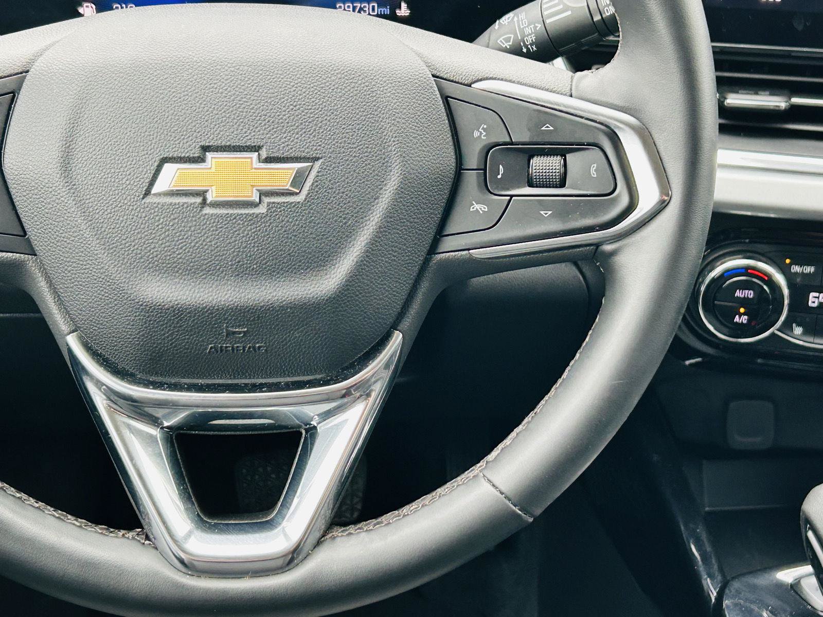 Used 2025 Chevrolet Trax LT w/ LT Convenience Package FWD image 15