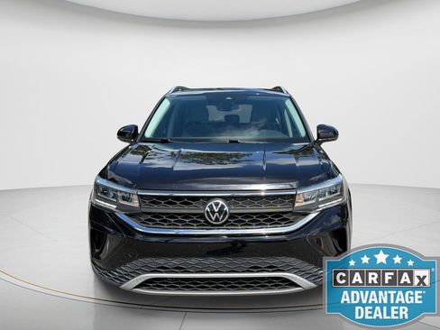 Certified 2022 Volkswagen Taos SE FWD image 2