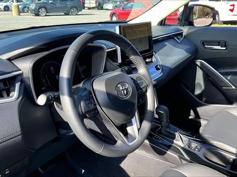 Used 2025 Toyota Corolla Cross XLE w/ Convenience Package image 18