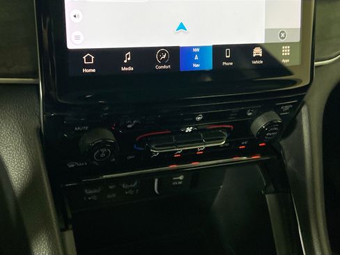 Used 2023 Jeep Grand Cherokee Limited w/ Black Appearance Package image 16