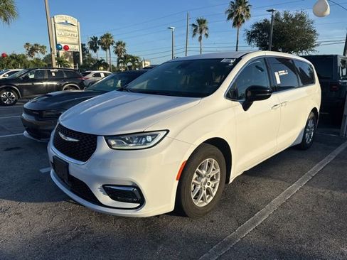 Used 2024 Chrysler Pacifica Touring-L FWD image 4