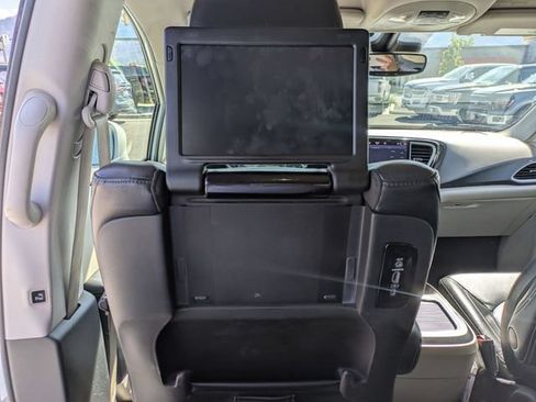 Used 2022 Chrysler Pacifica Touring-L w/ Uconnect Theater Family Group FWD image 27