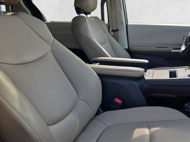 Used 2023 Toyota Sienna XLE FWD image 16
