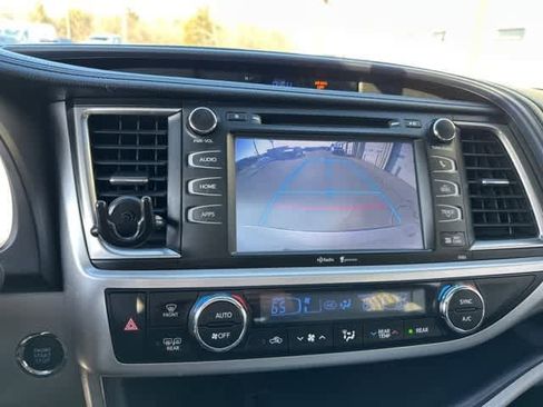 Used 2014 Toyota Highlander XLE image 11