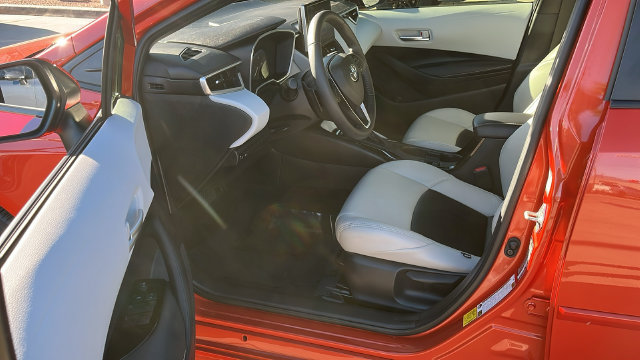 Used 2025 Toyota Corolla SE w/ SE Package FWD image 17