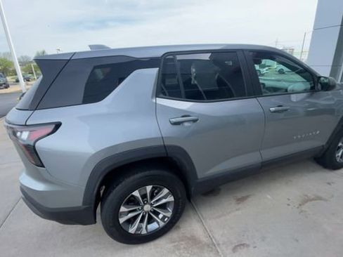 Used 2025 Chevrolet Equinox LT FWD image 2