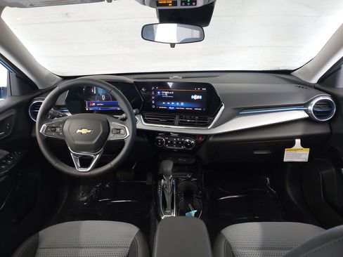 Used 2025 Chevrolet Trax LT w/ Driver Confidence Package FWD image 5