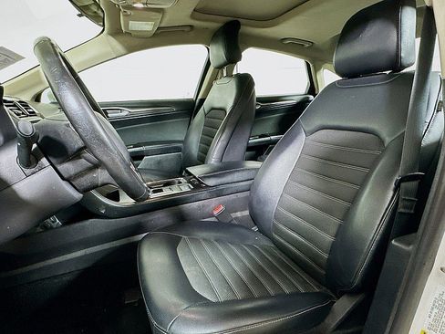 Used 2017 Ford Fusion SE w/ Equipment Group 601A image 11