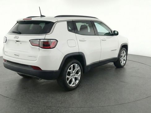 Used 2025 Jeep Compass Latitude AWD/4WD image 9