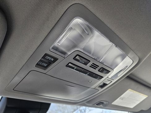 Used 2017 Toyota Highlander Limited image 12