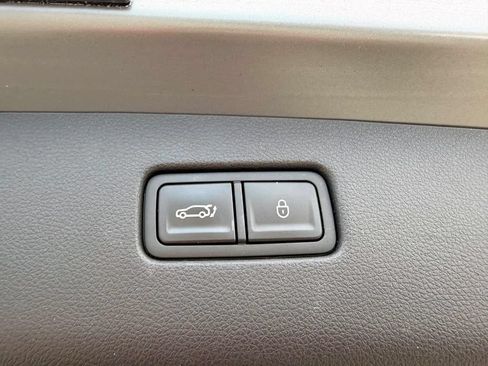 Certified 2025 Genesis GV70 2.5T AWD/4WD image 9
