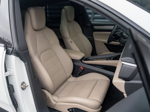 Certified 2025 Porsche Macan Electric image 37