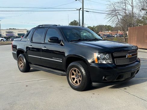 Used 2013 Chevrolet Avalanche LTZ image 3