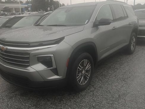 Used 2025 Chevrolet Traverse LT FWD image 1