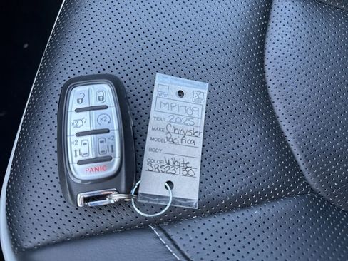 Used 2025 Chrysler Pacifica Limited FWD image 36
