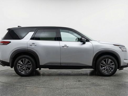 Used 2025 Nissan Pathfinder SV image 11