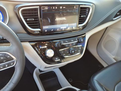 Used 2023 Chrysler Pacifica Touring-L image 23