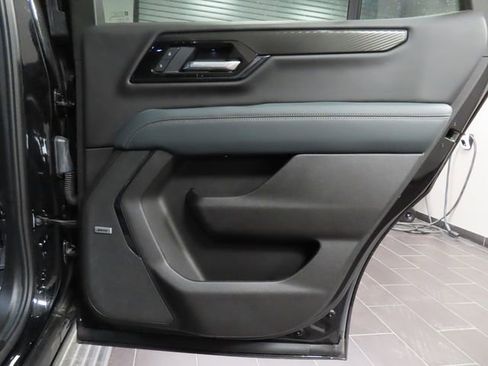 Used 2025 GMC Yukon AT4 w/ AT4 Premium Package image 11