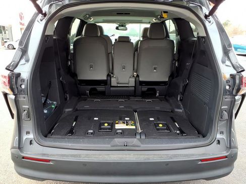 Used 2025 Toyota Sienna XLE image 10