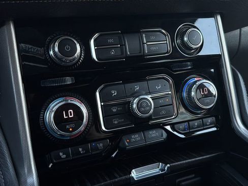 Used 2021 GMC Yukon Denali w/ Denali Premium Package image 32