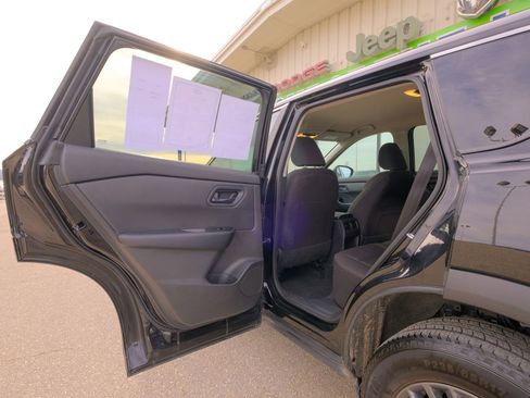 Used 2024 Nissan Rogue S image 28