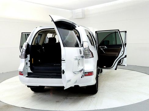 Used 2023 Lexus GX 460 Premium w/ Premium Package image 11