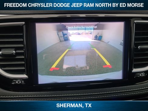 Used 2025 Chrysler Pacifica Limited FWD image 12