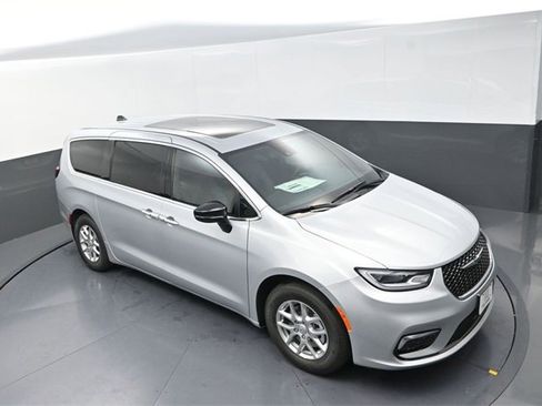 New 2026 Chrysler Pacifica Select image 9