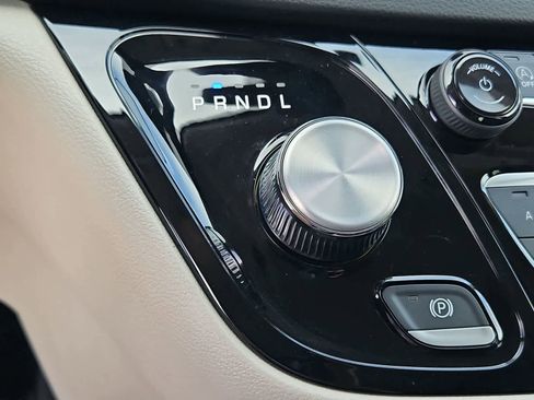Used 2024 Chrysler Pacifica Touring-L FWD image 34