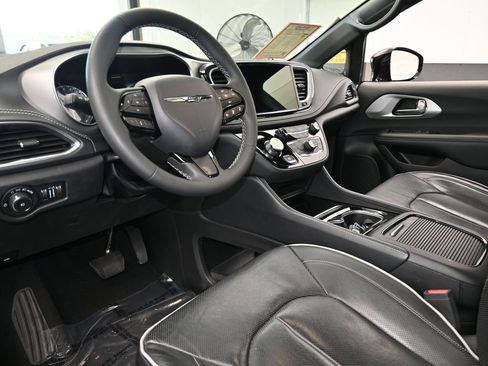 Used 2023 Chrysler Pacifica Limited w/ S Appearance Package image 14