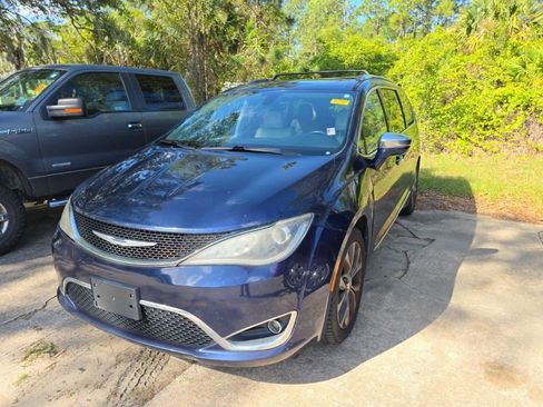Used 2017 Chrysler Pacifica Limited image 1